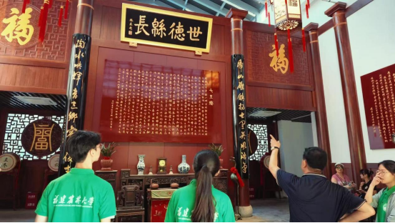 讲解员为实践队讲解耕读馆的精神基调