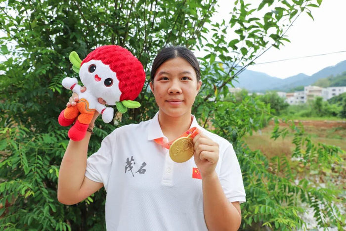 从劝退边缘到省运冠军！信宜14岁拳击少女，太燃了→